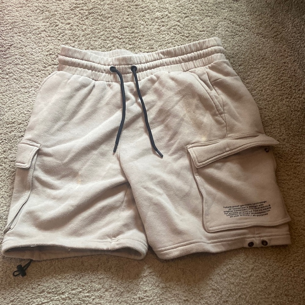 I’m selling this pair of tan shorts